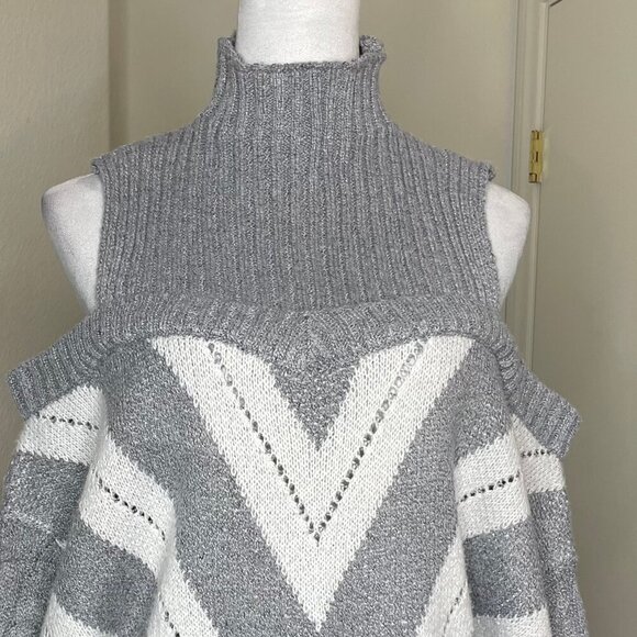 Women's Geometric Cold Shoulder Fisherman Knit Mock Neck Bell Sleeve Sweater 2X - Picture 3 of 5